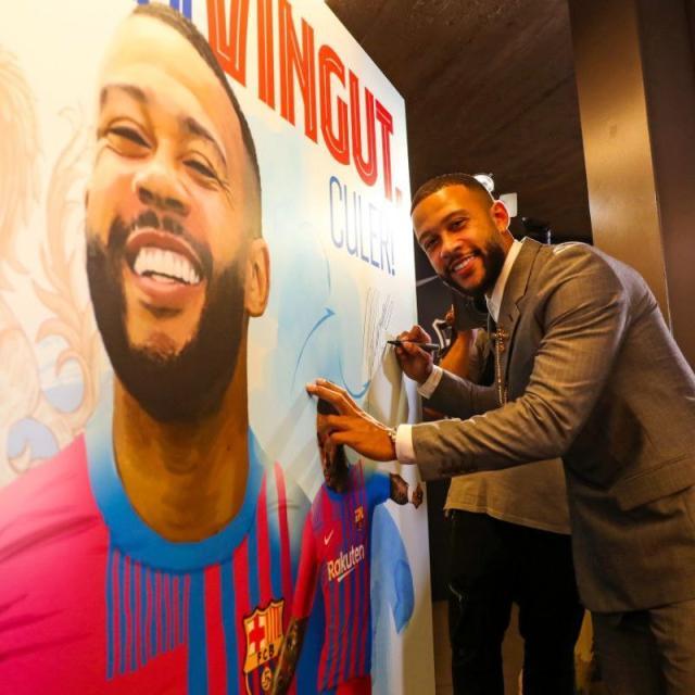 爱游戏中国官网-德佩正式亮相巴萨 拉波尔塔：新签的球员都能注册