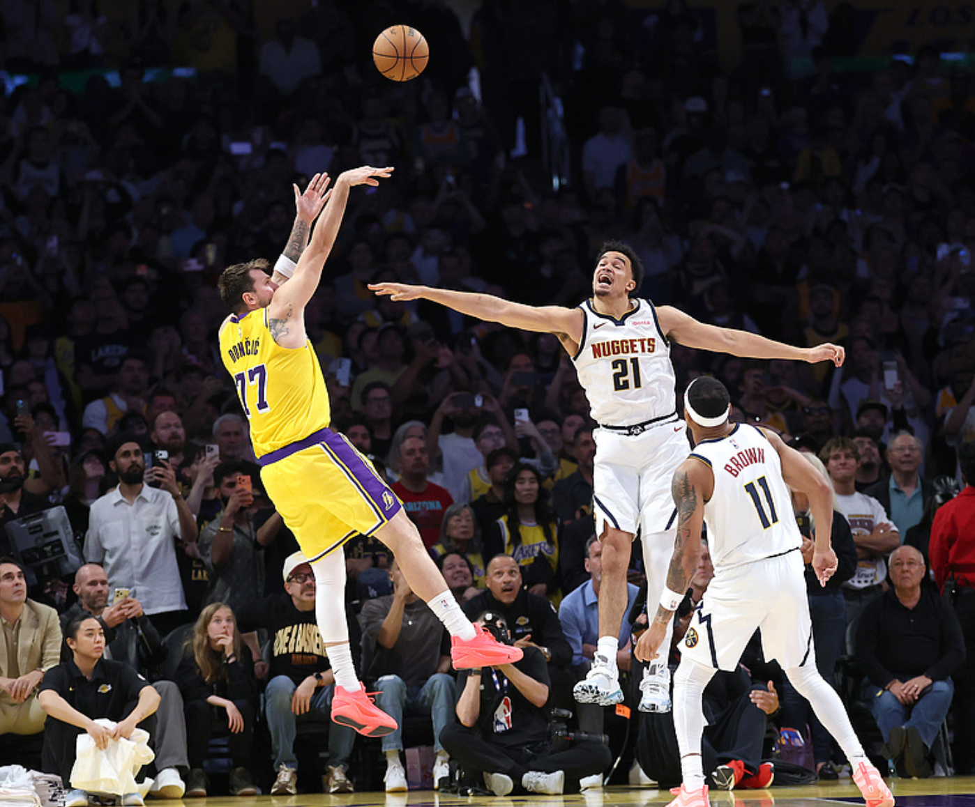 AYX GAMES-西部排名又变了：湖人创NBA奇迹，勇士收大礼，4队排名互换