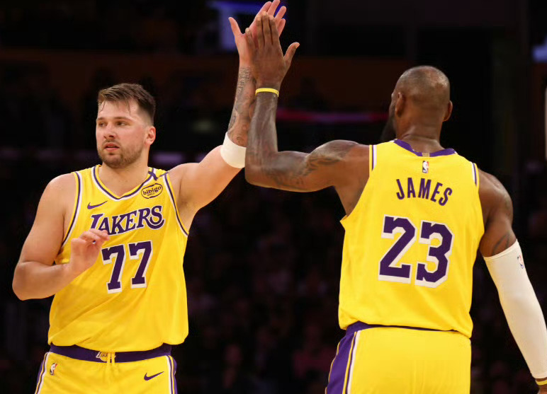 爱游戏平台体验-里皇32分7板6助+绝平！卢卡30分11板13助+绝杀！湖人王炸逆天改命